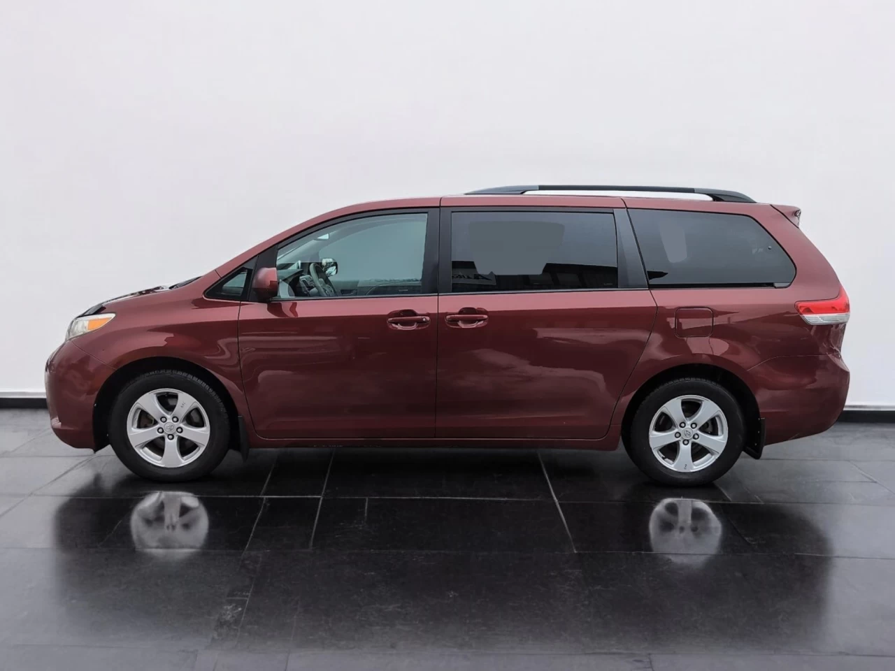 2014 Toyota Sienna LE Main Image